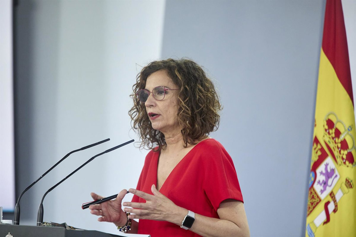 La acumulación de contratos publicitarios ha generado críticas políticas y mediáticas. Algunos sectores cuestionan la concentración de recursos públicos en un mismo grupo de comunicación.