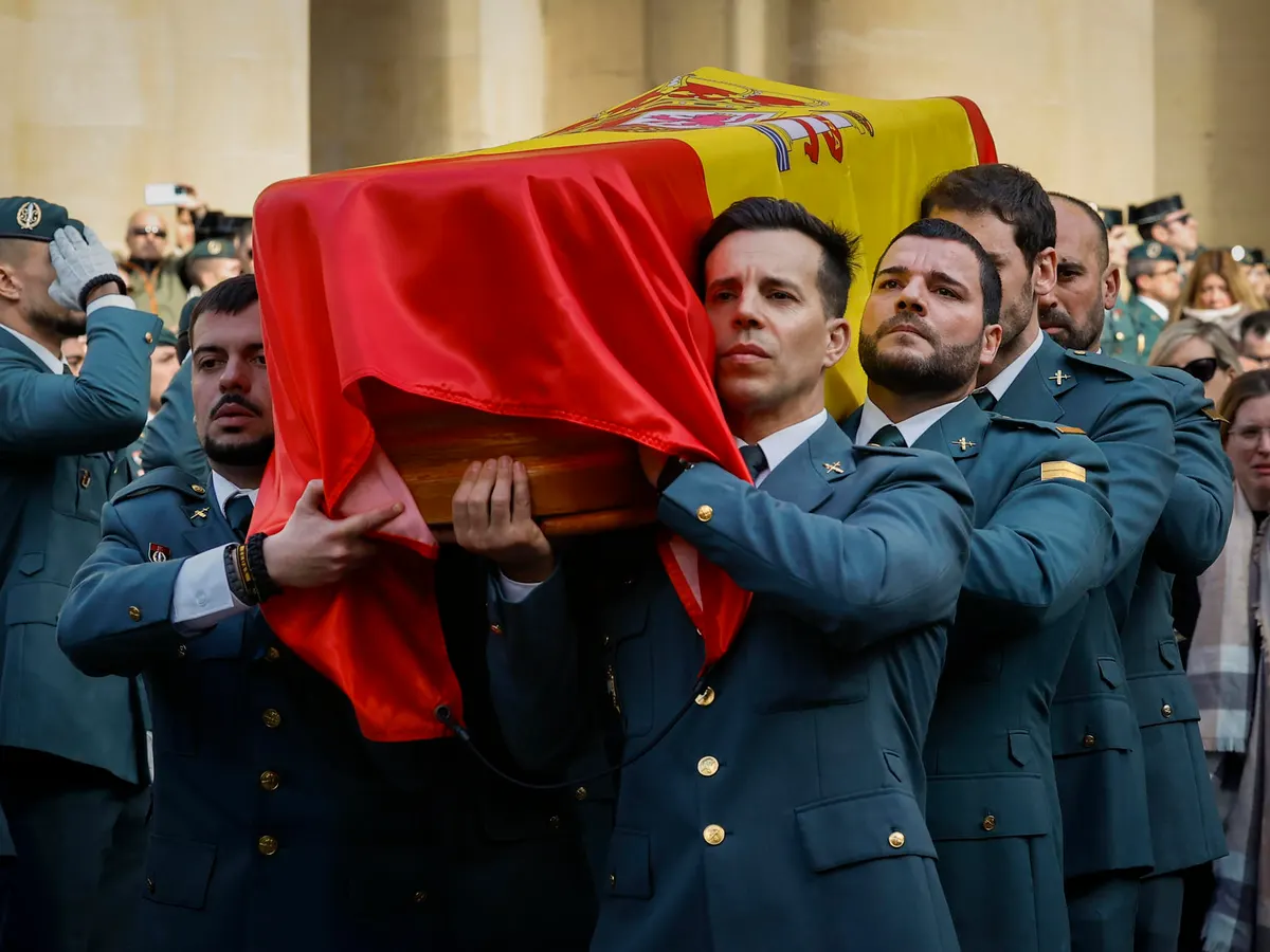 El Gobierno llenó el aniversario de El intermedio con ministros y altos cargos, aunque ninguno asistió al último adiós de los guardias civiles