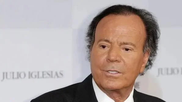 Julio Iglesias ha iniciado acciones legales contra la vicepresidenta segunda del Gobierno, Yolanda Díaz