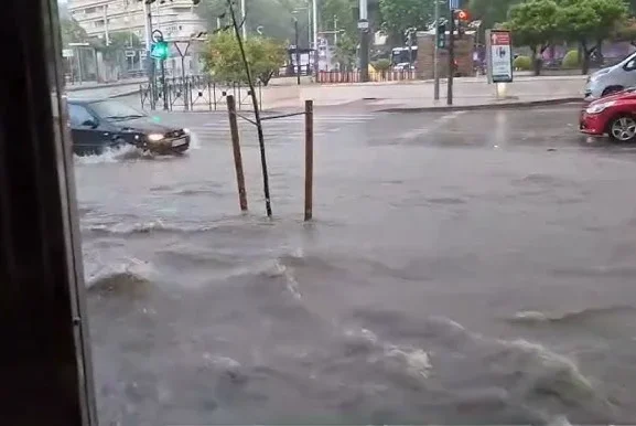 Una tormenta torrencial siembra el cáos en Jaén: granizo, calles anegadas y personas arrastradas