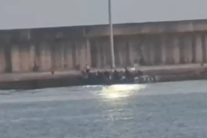 Un ‘narcotaxi’ desembarca a 35 ilegales en el muelle de Barbate (Cádiz) con total impunidad