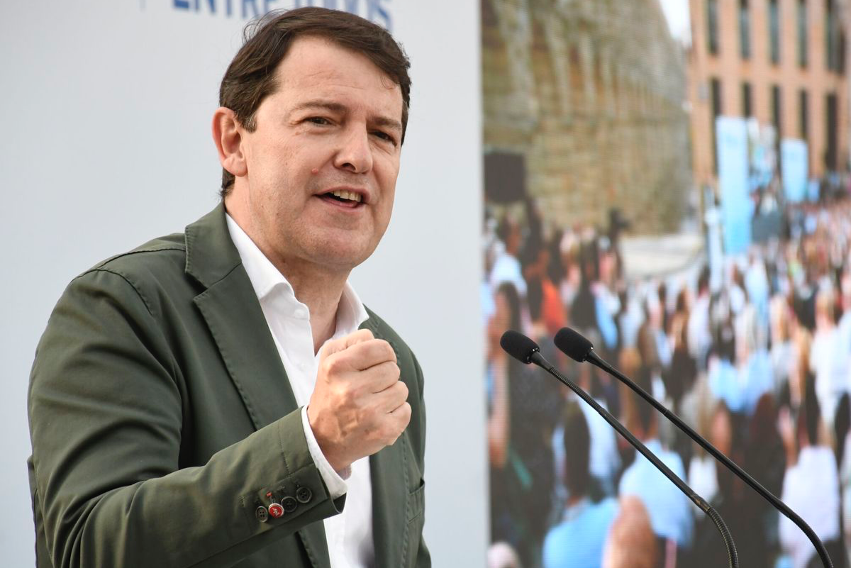 Mañueco se desplaza a Miranda de Ebro para dar el pésame a las familias tras el incendio que causó tres muertes