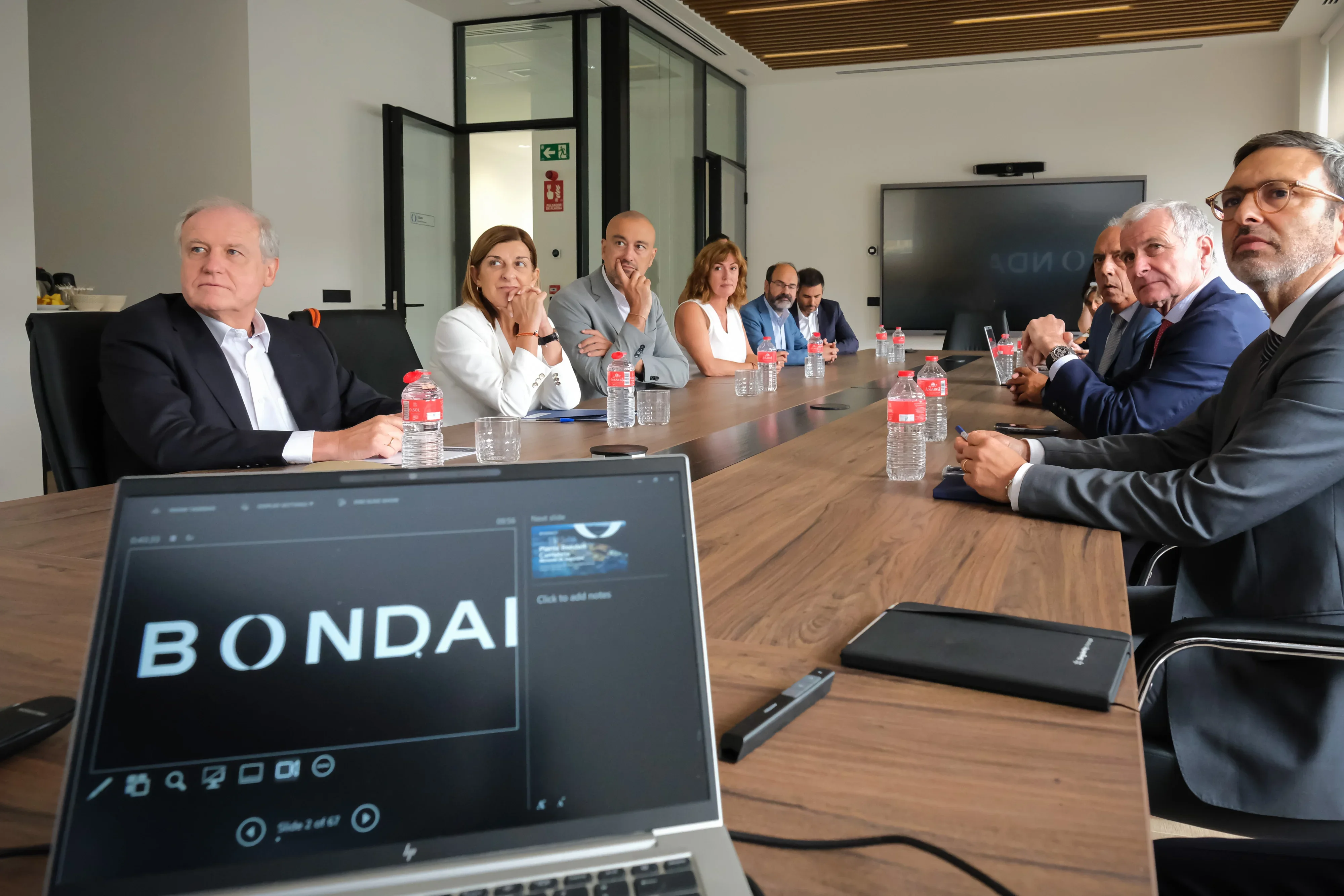 El acto contó con la presencia de la presidenta autonómica, María José Sáenz de Buruaga, y del presidente del grupo portugués, João de Mello