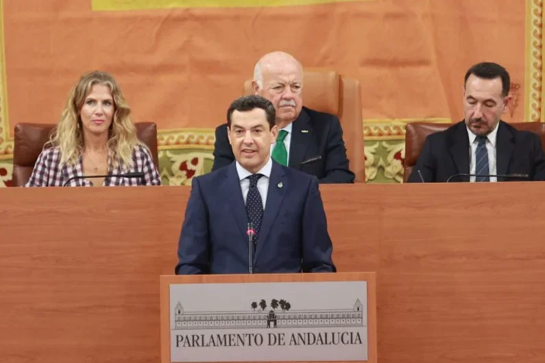 Juanma Moreno pide el apoyo del Parlamento para “seguir sirviendo” a una Andalucía que “necesita estabilidad y ambición"