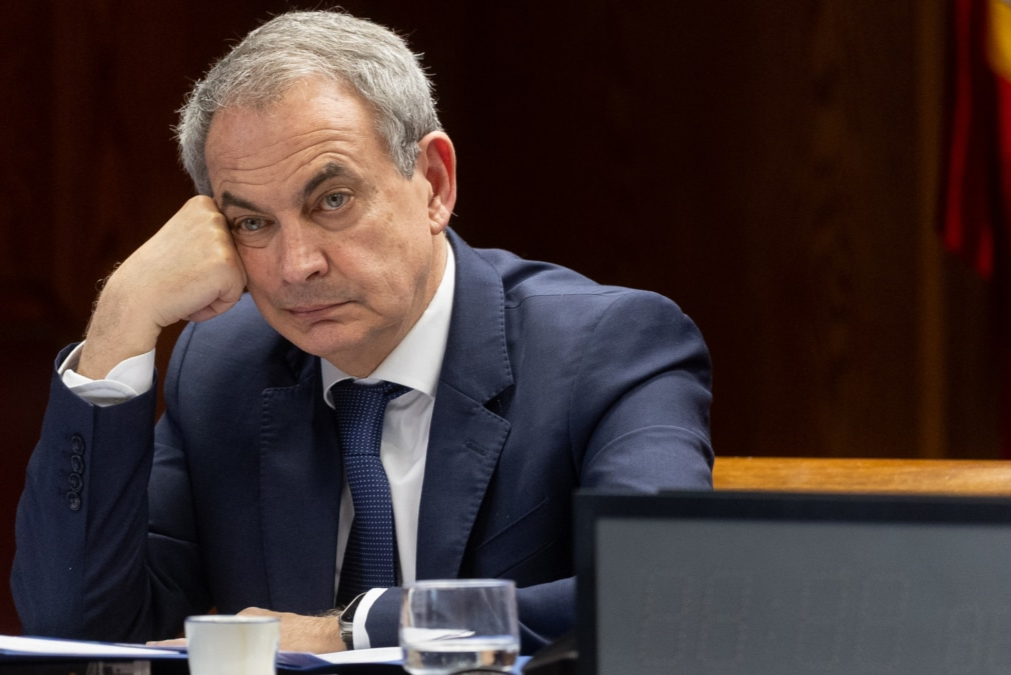 La UDEF acorrala a Zapatero: el registro de su despacho en Ferraz, marcado por el constante movimiento policial y la sal